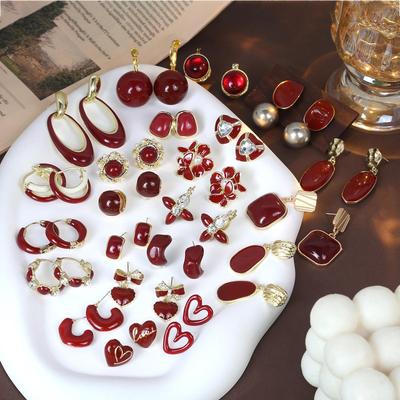 Silbernadel Rotes Herz Perlen Tropfen Ohrstecker: Französische Retro Vintage Ohrklemmen für Herbst und Winter.