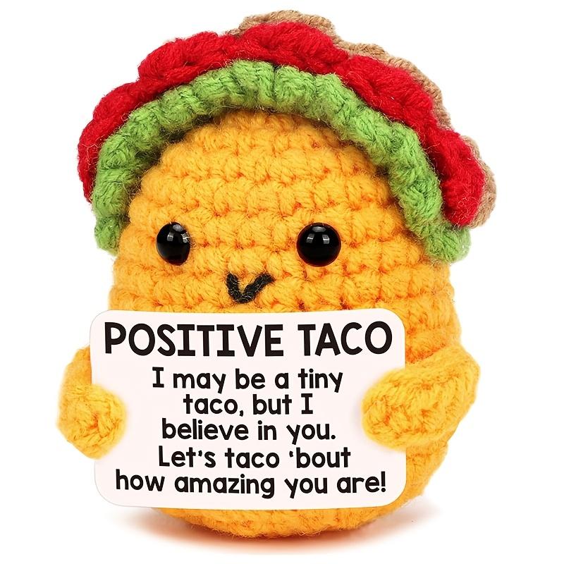 

Вязаная крючком фигурка тако ручной работы с вдохновляющим сообщением - Желтый тако в зеленой шляпе и красной бандане, Подарок для поддержки для женщин, Симпатичный декор для стола 1pc