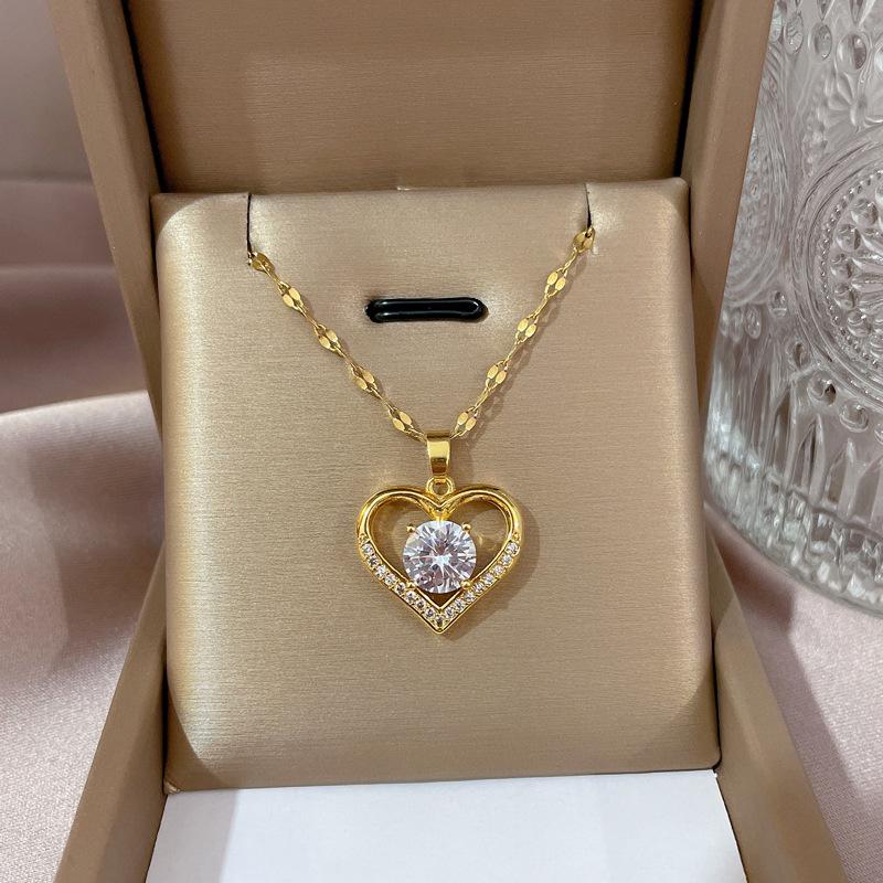 **Lively Women's Necklace: Titanium Steel & Gold-Plated Copper Clavicle Chain**