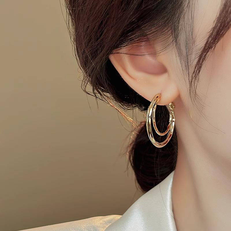 Gold-plated Copper Earrings with Three Layers of Gold, Featuring A Delicate and Elegant Ear Loop in A Refined Style.