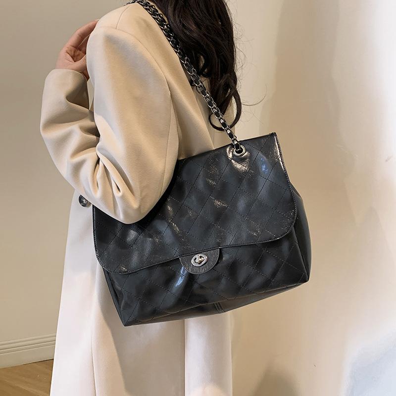 Large-capacity bag women's popular tote bag this year 2025 winter new fashion commuter shoulder messenger big bag women