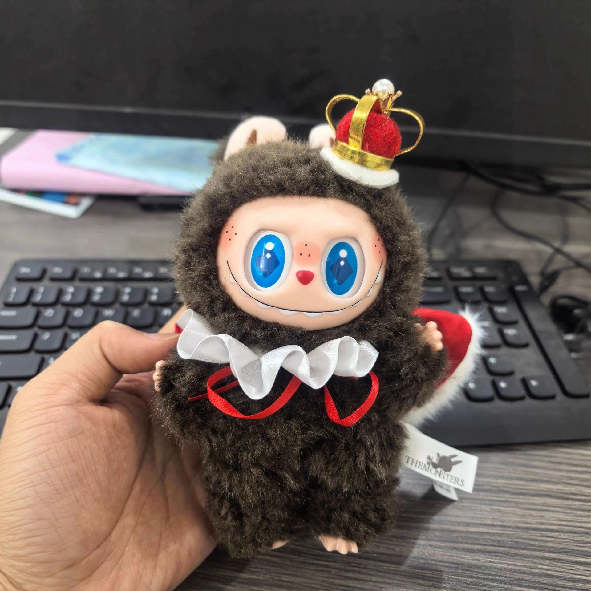 

Labubu The Monsters Серия Шах и мат, Виниловая плюшевая кукла, Брелок Аксессуар Декор рюкзаки Сумка Подвеска коричневый