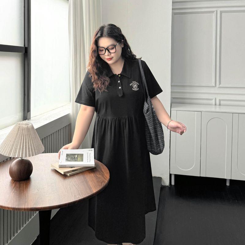 

Женская одежда больших размеров [Уникальное Красивое Черное Платье] Платье в стиле преппи с воротником поло, принтом-значком, высокой талией и коротким рукавом Mysterious Black 7xl