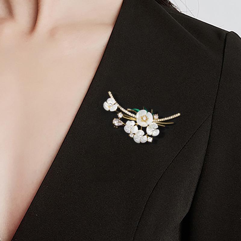 Broșă cu flori emailate la modă nouă pentru femei, cataramă pentru eșarfă de mătase high-end de nișă, corsaj pentru îmbrăcăminte pentru costum antiușor