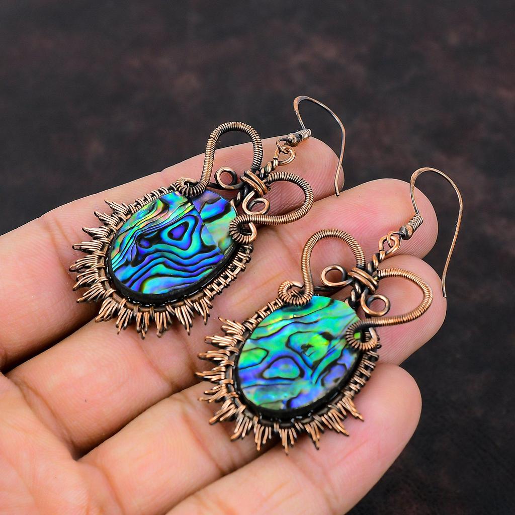 Brinco de pedra preciosa de concha de abalone Brincos de fio de cobre envoltos em concha de abalone feitos à mão Joia de presente para ela Brinco pendurado Joia de cobre delicada