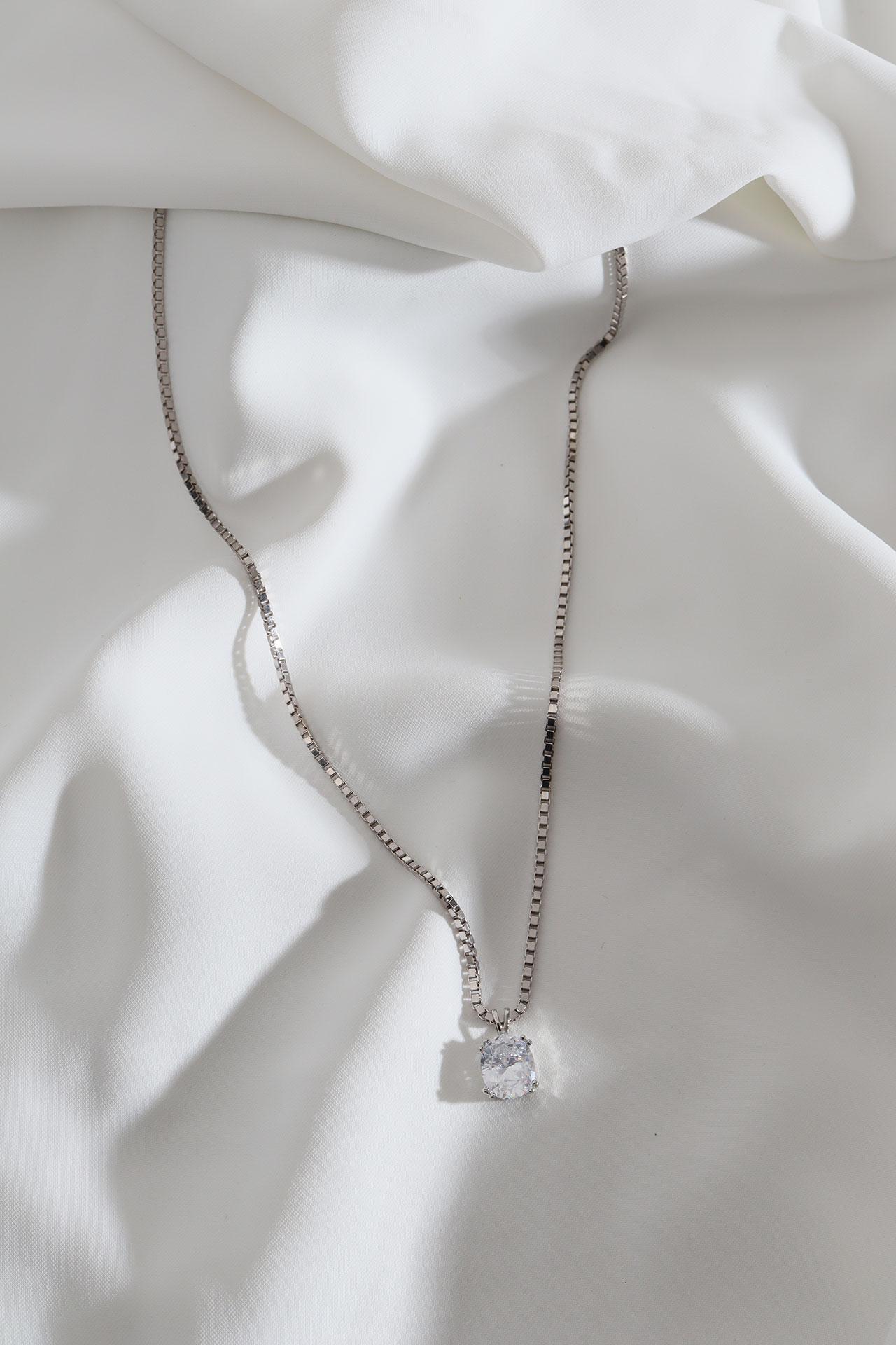 

Белое большое серебряное ожерелье с одним камнем