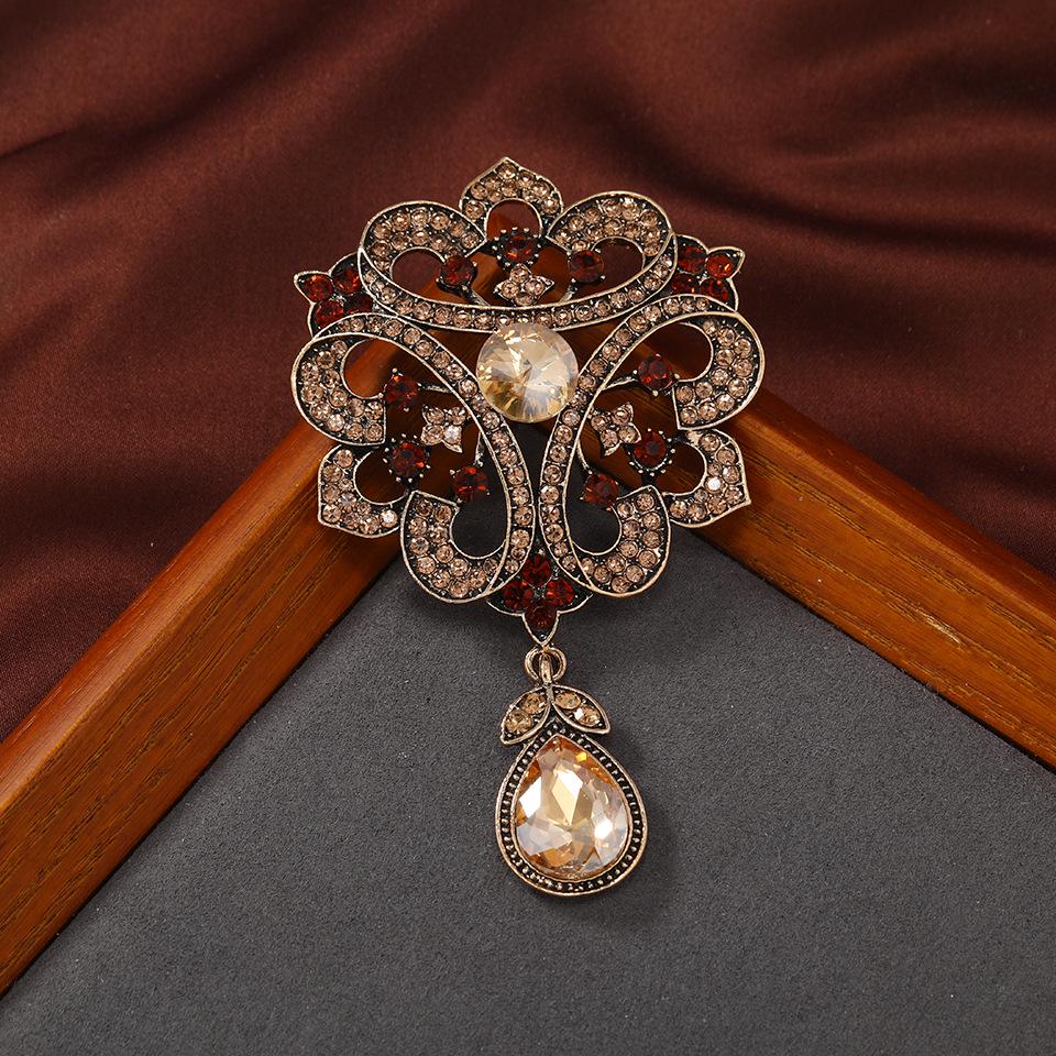 

Elegant Rhinestone Baroque Pendant Brooch – Women s Simple Openwork Suit Pin Accessory