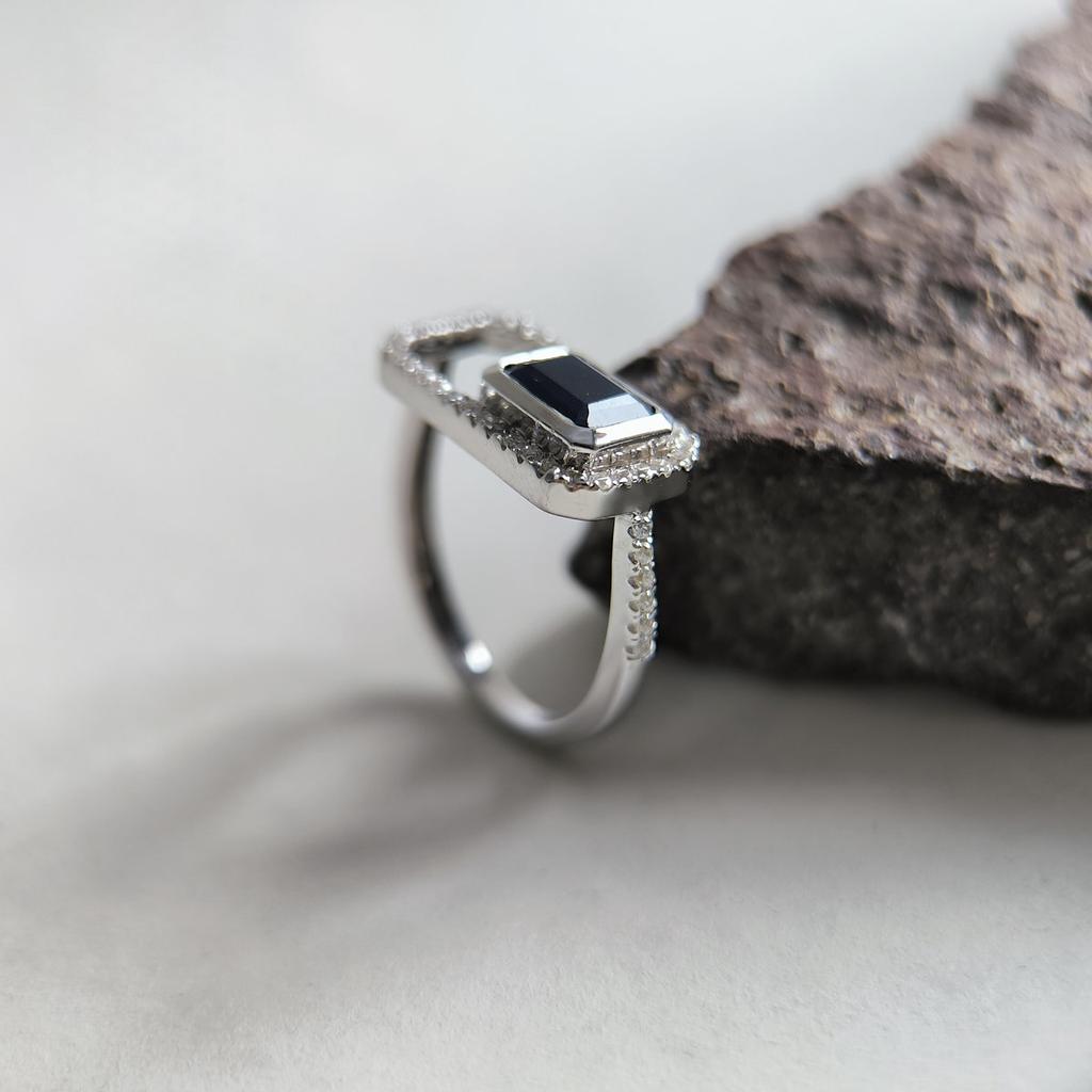 Серебряное кольцо с натуральным сапфиром 1.735ct, фианитами, вес изделия 3,18 гр (2202486)