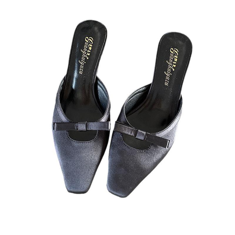 Koreanische Version Satin Ein-Wort Schleife Dicke Ferse Taschenkopf Hausschuhe 2025 Sommer neu hohl halb schleppend Außenbekleidung coole Hausschuhe