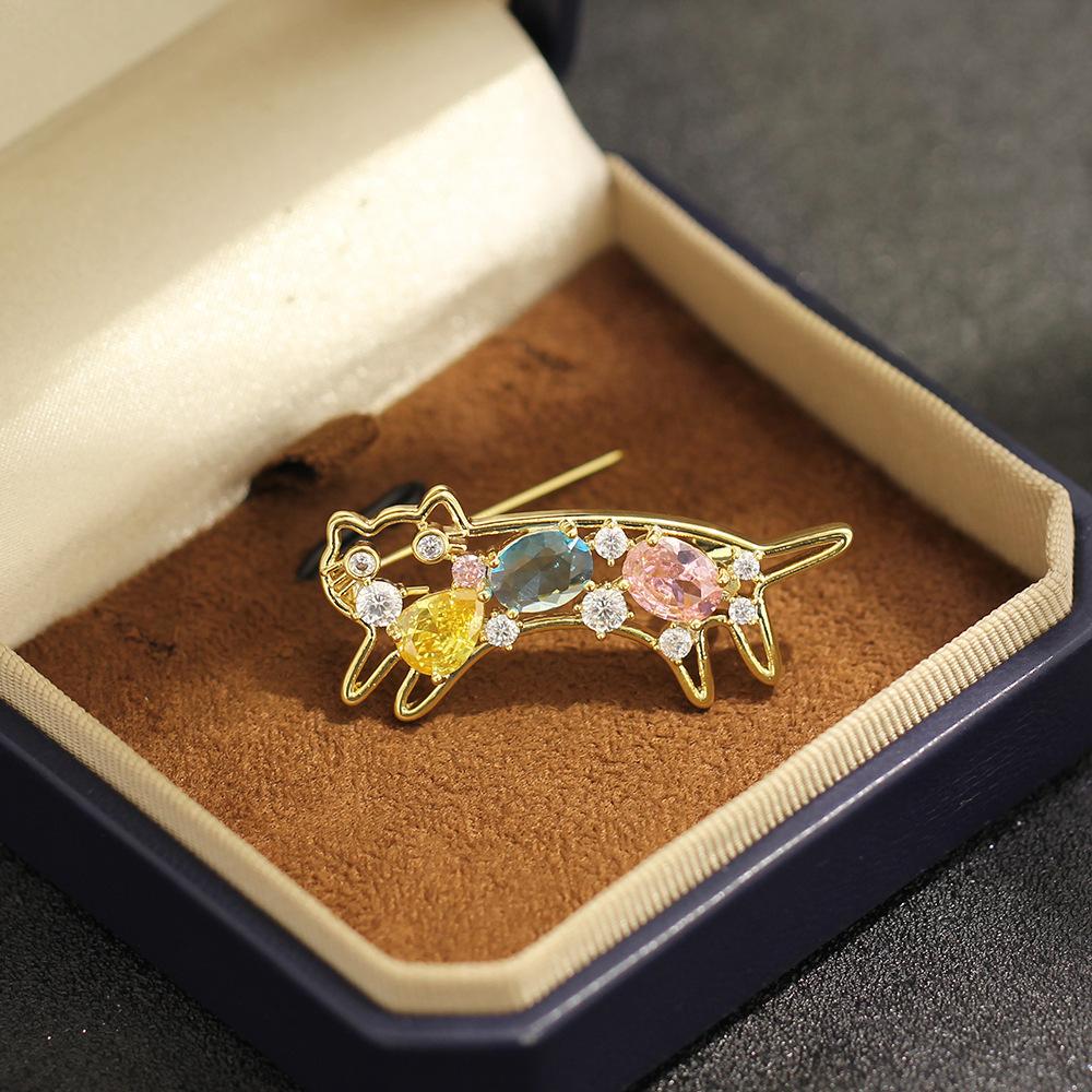Temperament Niche Sweet Colored Diamond Inlaid Stretching Kitten Brooch Cute Versatile Animal Pet Pin Female