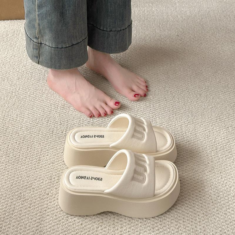 The slope heel is heightened and versatile, the open-toed cool slippers are worn outside women's shoes in the summer of 2025, and the new small man ha