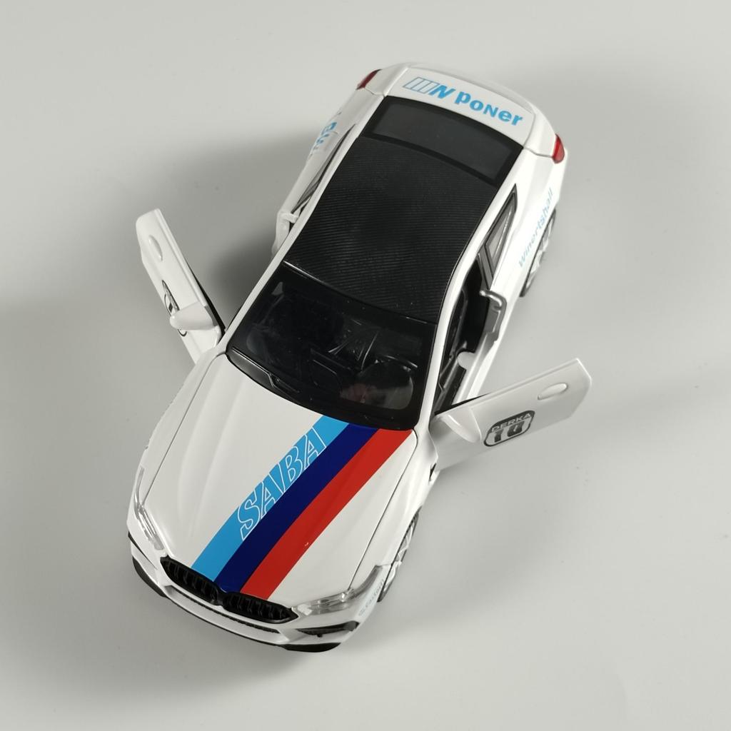 Simulation 1:32 BMW M8 Alloy Diecast Sports Car Model Sound Light Pull Back Toy Trendy Miniature Ornaments Gift for Childrens