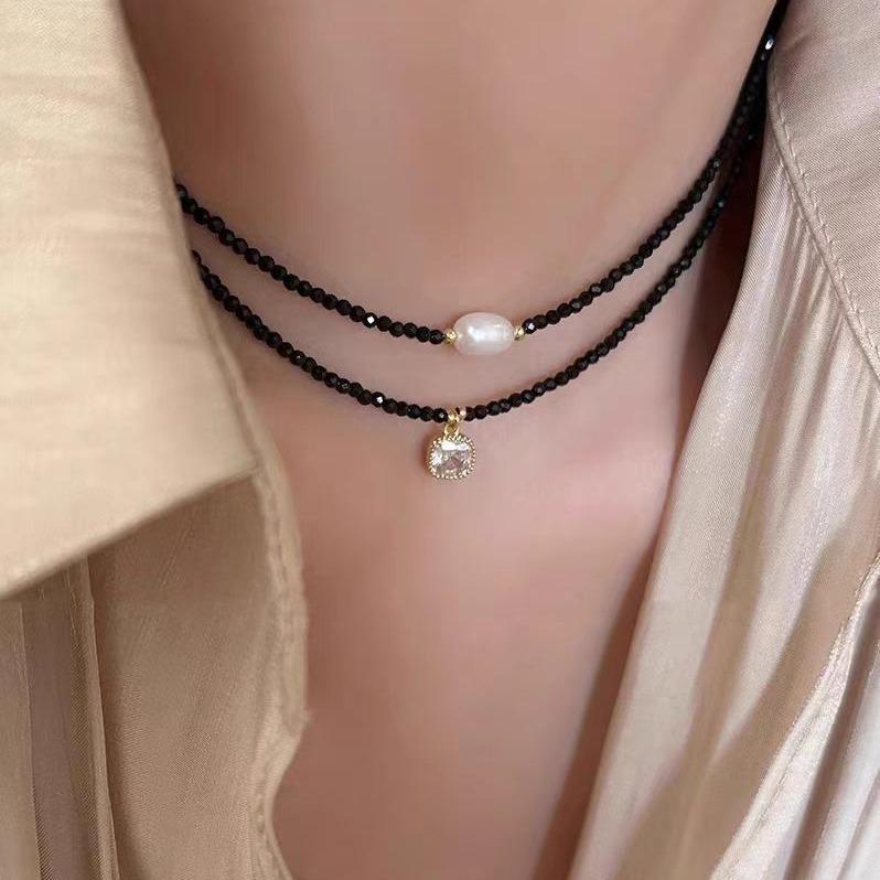 Schwarzer Spinell Perle Schlüsselbeinkette einfache Retro Halskette Damen leichte Luxus Nische Perlen Choker Halskette Zubehör