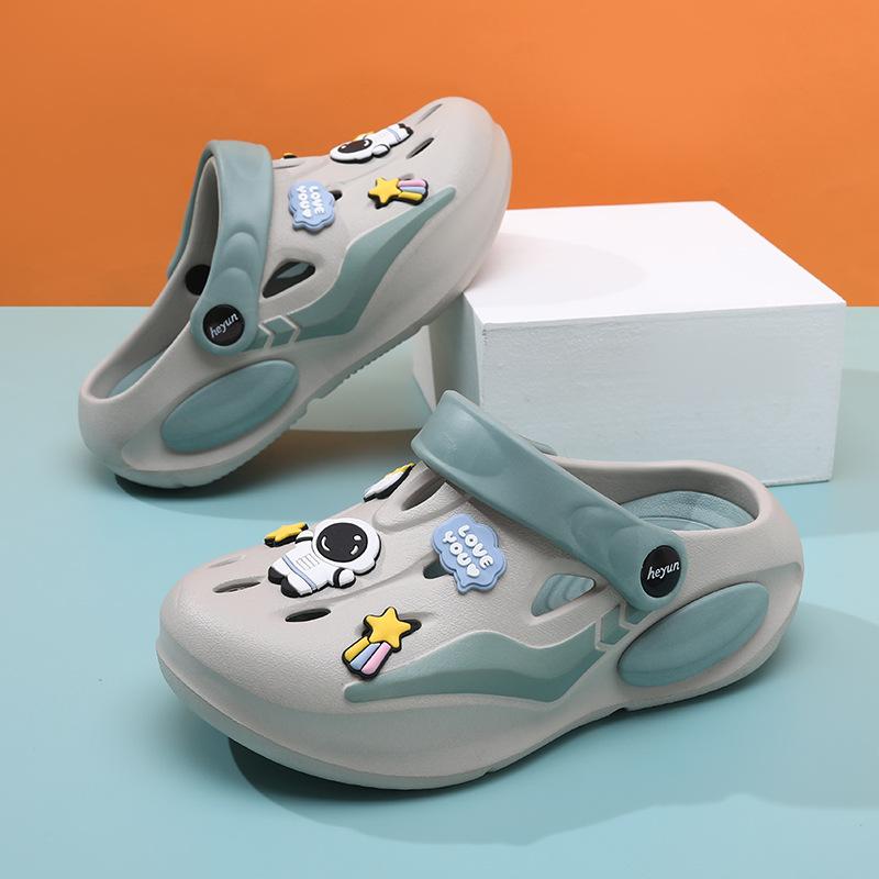 Trendy And Versatile Unisex Eva Hole Shoes For Children Perfect For Summer Beach And Outdoor Activities With Patterns Cartoon