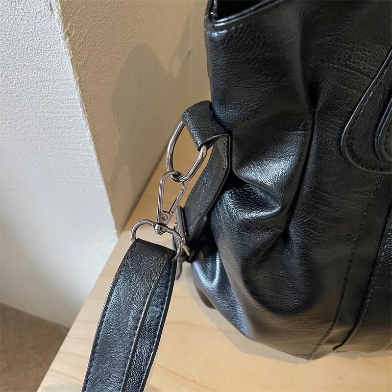 Borsa a Spalla Hobo Morbida in PU Sgualcita con Tracolla Regolabile e Borchie Metalliche Borsa a Mano Casual da Spalla per Donna