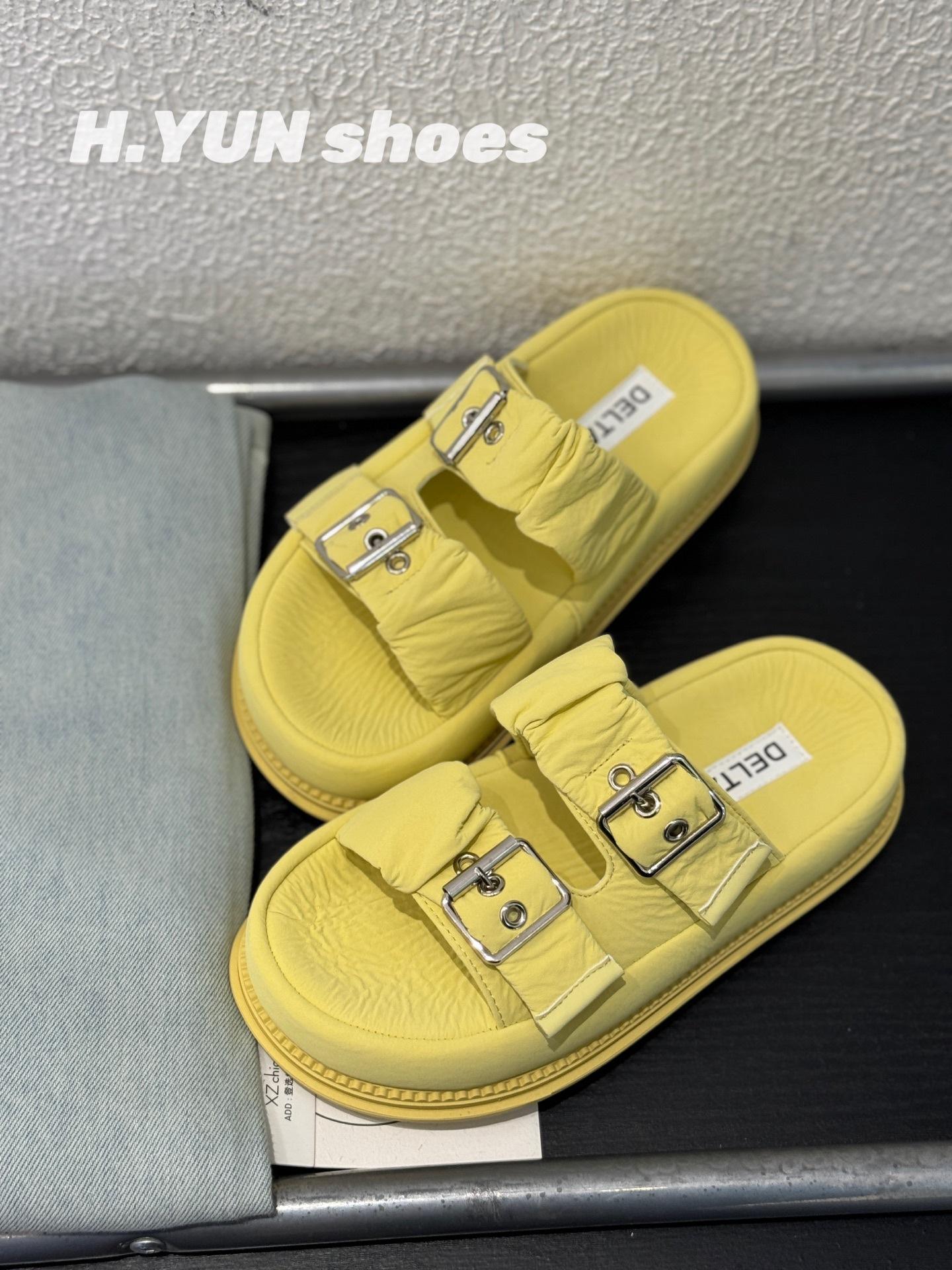 

Leather thick-soled one-word slippers women s 2025 summer new pleated versatile comfortable soft-soled beach shoes cool slippers 35