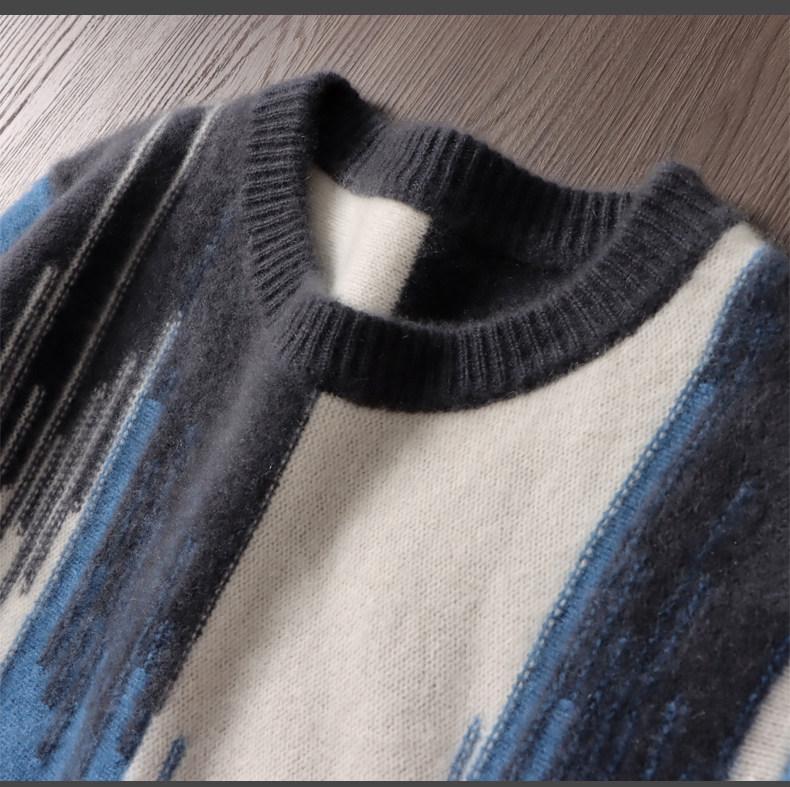 Men's 100% Pure Wool Round Neck Gradient Sweater - Thick, Loose Fit for Business Casual.