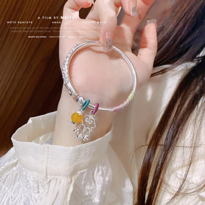 

Zuyin 9999 Китайский стиль Плетеный трехмерный браслет с жемчугом павлина · Xiangyun Ruyi Lock Браслет из чистого серебра в подарок подруге