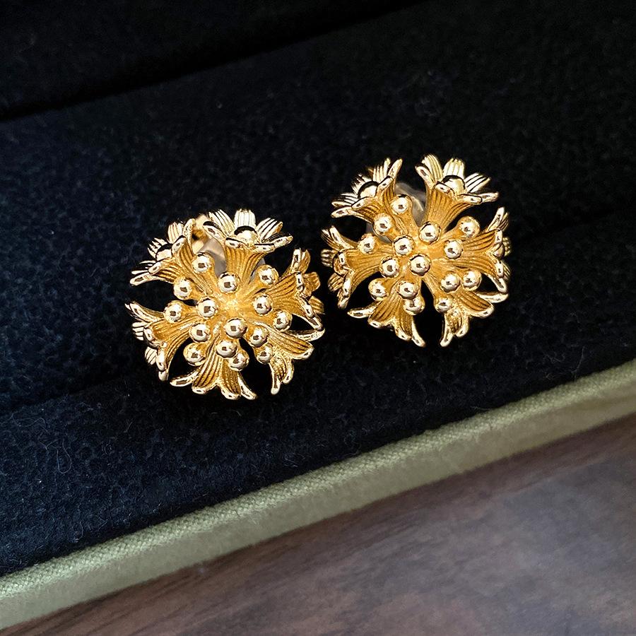 

K real gold electroplated flower flower cluster ear clips European and American simple fashion temperament earrings light luxury high-end earrings