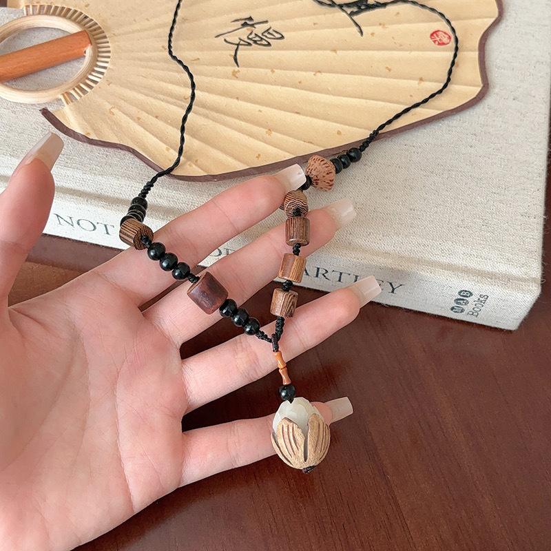 

Woven Flower Necklace for Women, Small-scale Design, Unique Style, Collar Chain, Retro Long Accessory White Jade Bodhi Tree