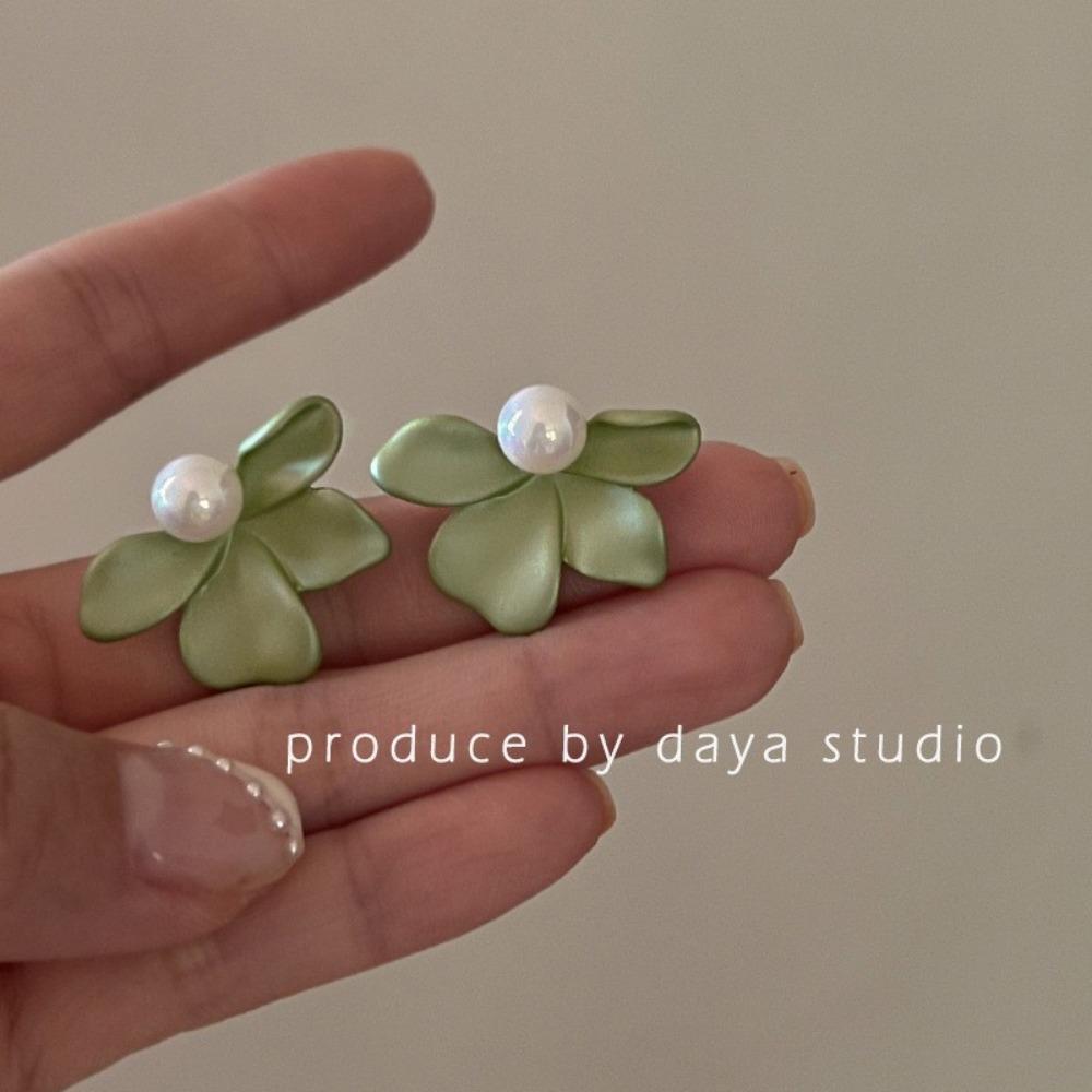 French Sweet Small Fresh Flower Earrings Niche Design Temperament Simple Mori Gardenia Pearl Stud Earrings