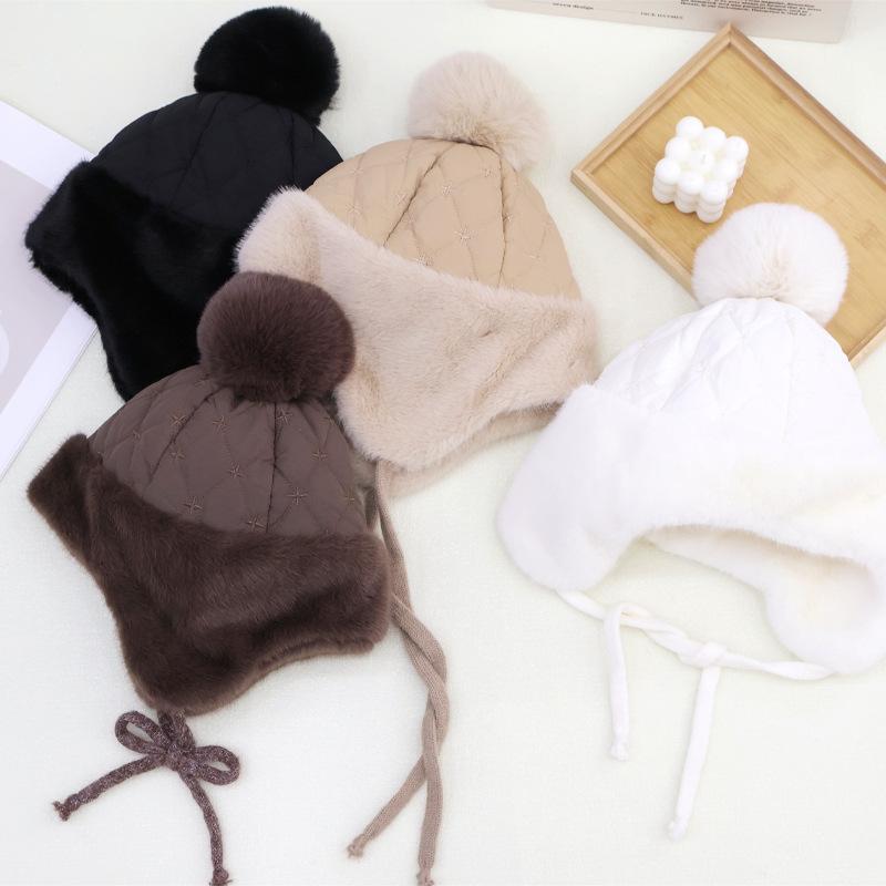 Módní klobouk Dámský Podzimní a Zimní Teplý Větruodolný Ochrana Uší Klobouk Lei Feng Vlasová bambulka Zesílený Nadýchaný Klobouk