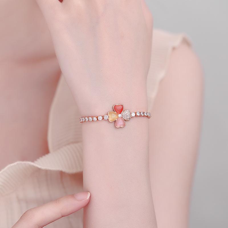 Exquisite Clover Color Diamond Mozambique Stone Bracelet, Fashionable and Compact, Elegant and Versatile