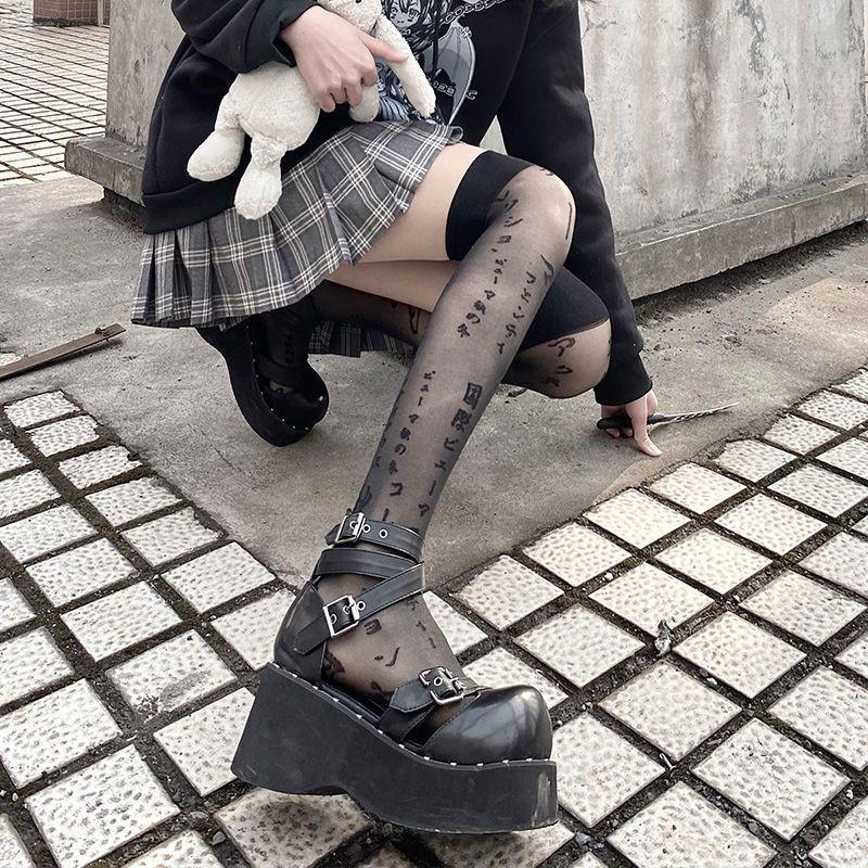 Mörka japanska överknästrumpor - Söta knähöga strumpor i JK-stil med trendig bokstavsdesign
