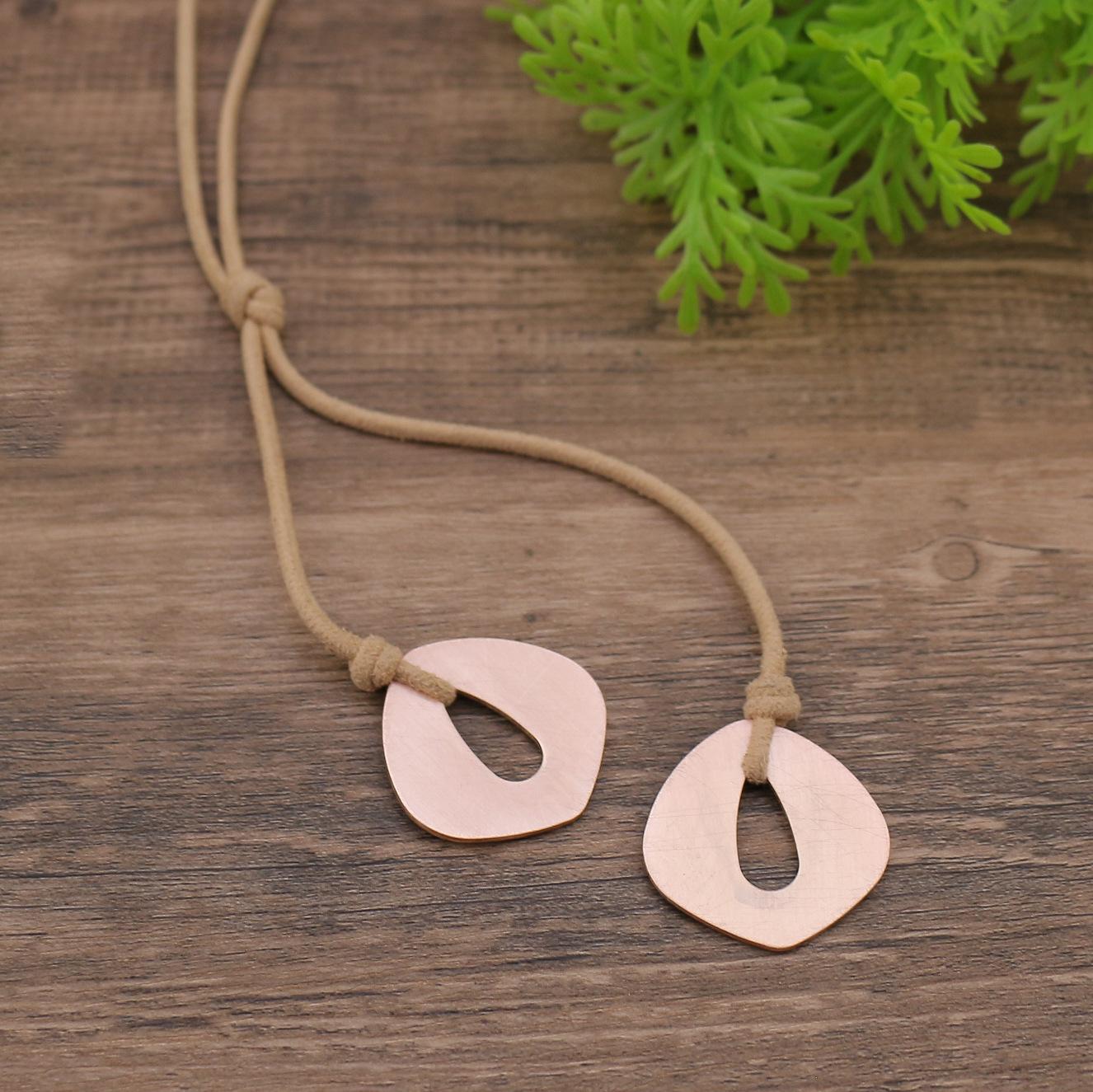 

Новый геометрический матовый кожаный галстук-веревка ручной работы, длинная подвеска, женская простая геометрическая маленькая подвеска