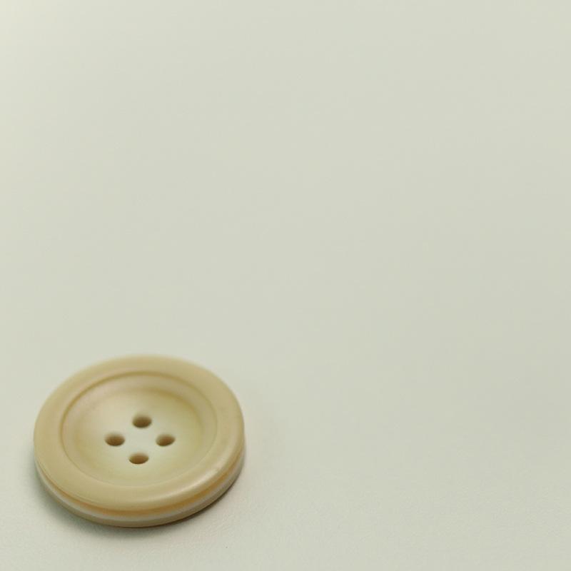 

Пуговица из смолы с четырьмя глазками Пуговица для пальто-тренча Пуговица для твидового пиджака Пуговица для свитера Пуговица для аксессуаров для костюма Round & 15mm