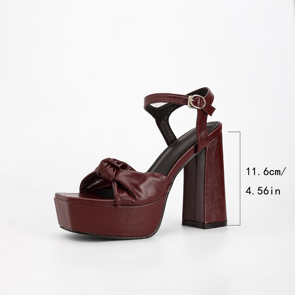 Faltenreiche dicksohlige burgunderfarbene dickabsatzige wasserdichte Tisch-Zehensteg-Schnalle einfarbige Übergröße hochhackige Sandalen