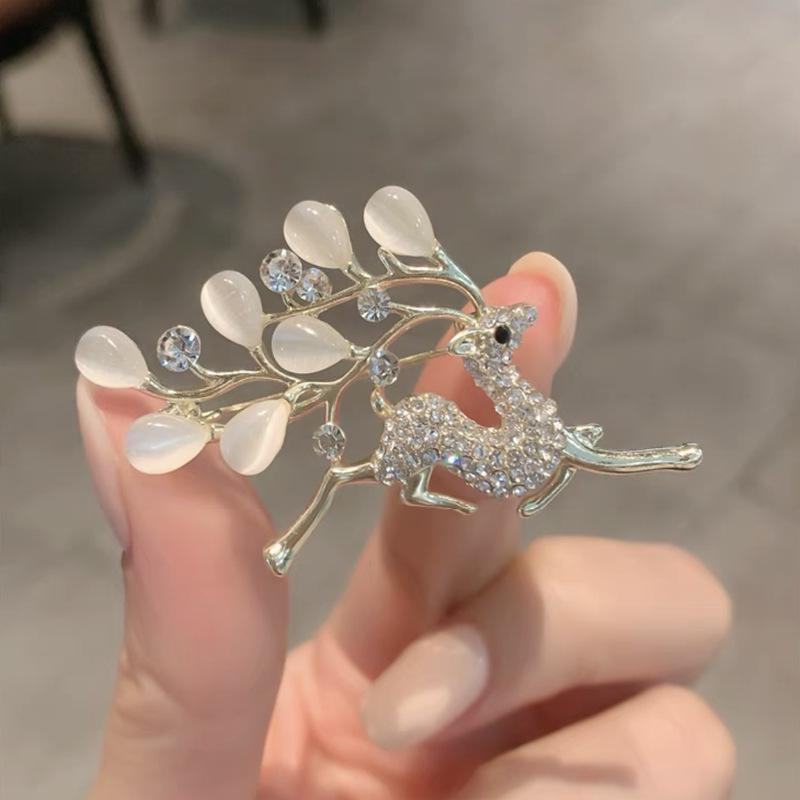 2025 Elegant Deer Brooch with Cat's Eye Rhinestone for Suit or Clothing Accessory