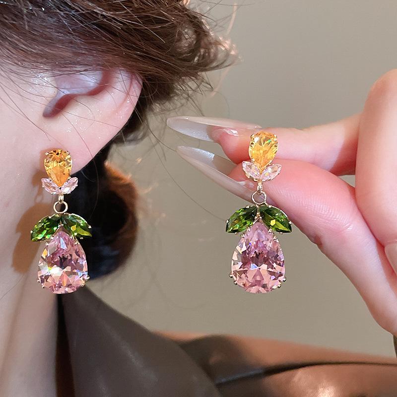 Náušnice s třásněmi ve tvaru motýla s diamantem a stříbrnou jehlou: Retro evropský a americký styl, elegantní křišťálové náušnice, lehký luxus pro ženy.