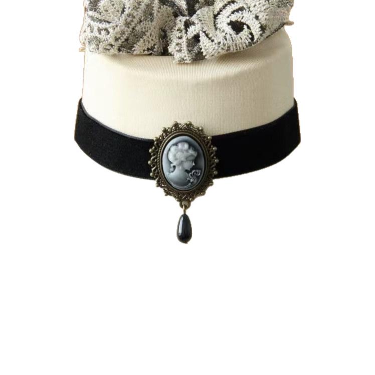 Gothic Velvet Choker Necklace - Retro Punk Clavicle Chain for Women