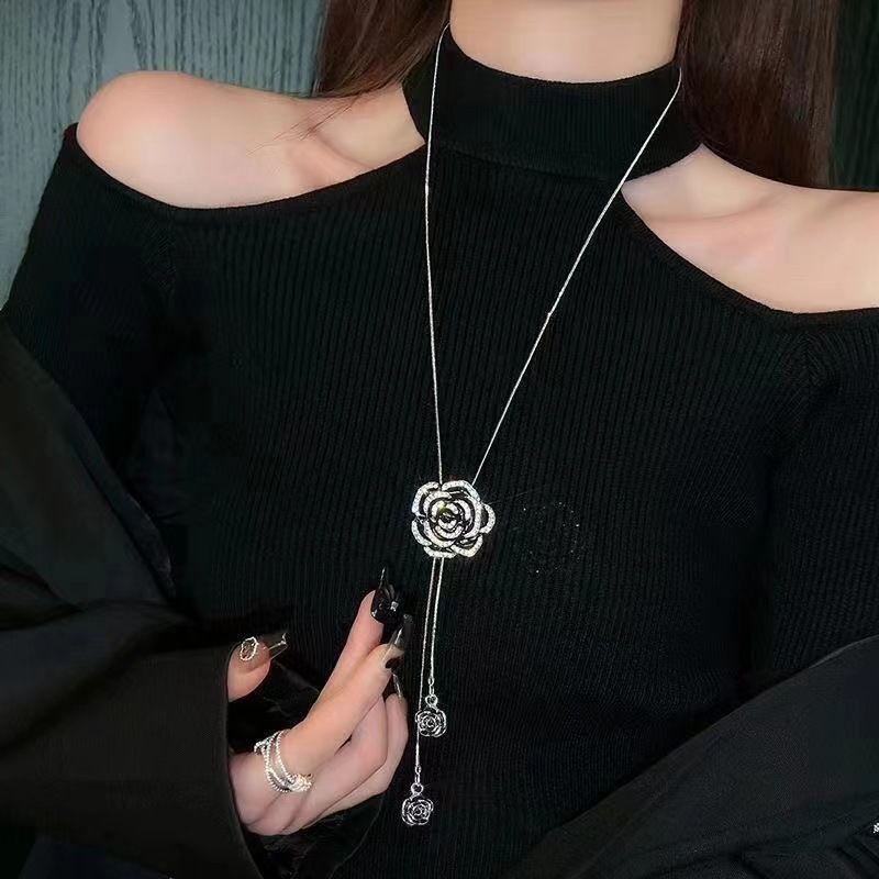 Light luxury niche design letter D sense sweater chain women's new Internet celebrity autumn and winter versatile fringed necklace tide high sense