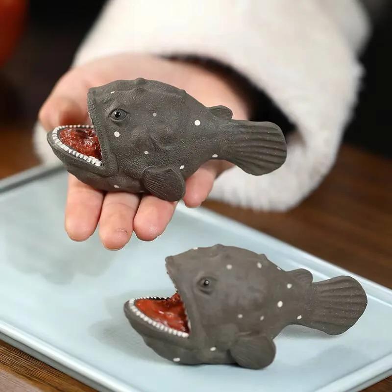 Chinesische Yixing Anglerfisch Skulptur Lila Ton Teetier Haifisch Statue Ornamente Tierfigur Handwerk Handgemacht Teegeschirr Dekoration