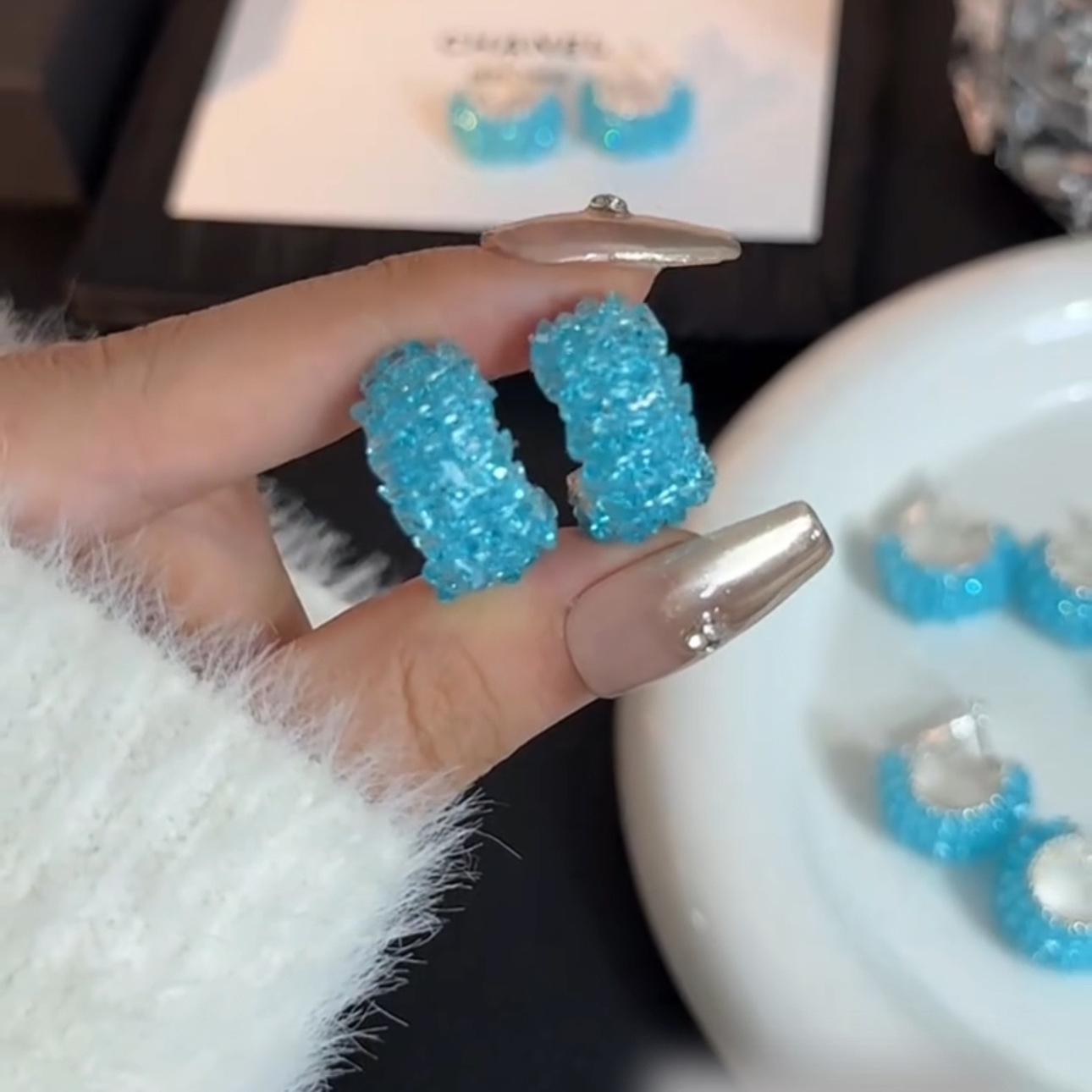 

Белые синие серьги-пусеты высокого класса тяжелая промышленность универсальный темперамент простые серьги высокий класс нишевые серьги для отпуска женские