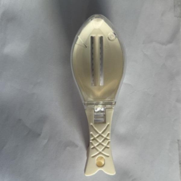 1Pc Manual Fish Scaler (ABS) with Lid - Small Household Kitchen Tool