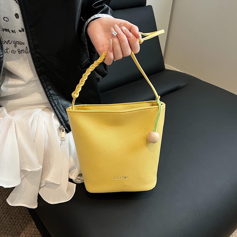Retro Underarm Bag Women's 2025 New Simple High-end Niche Bucket Bag Fashionable and Popular Shoulder Bag