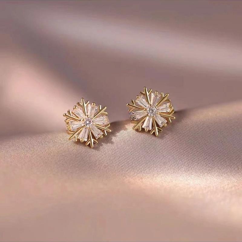 Stylish Zircon Snowflake Ear Clips: Elegant, Lightweight, and Perfect for Fashion-Forward Girlfriends