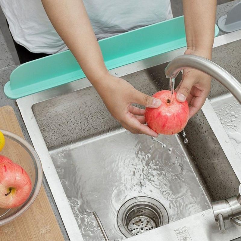 Kitchen Sink Water Splashes Guard Silicone Splashes Protector with Suction Cup Reusable Dish Washing Baffles Board Enduring