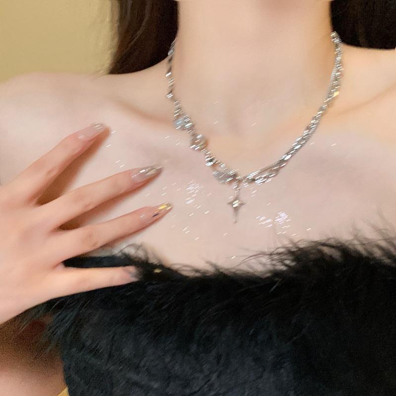 

Pure desire babes~ white moonstone necklace female tide sweet cool neck chain niche design sense advanced collarbone chain