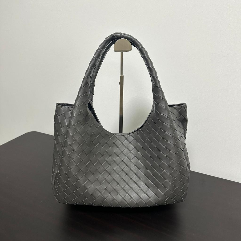 Hand-woven European and American Retro Texture Versatile Handbag Large Capacity Leisure Commuting Fashion Simple Tote Bag