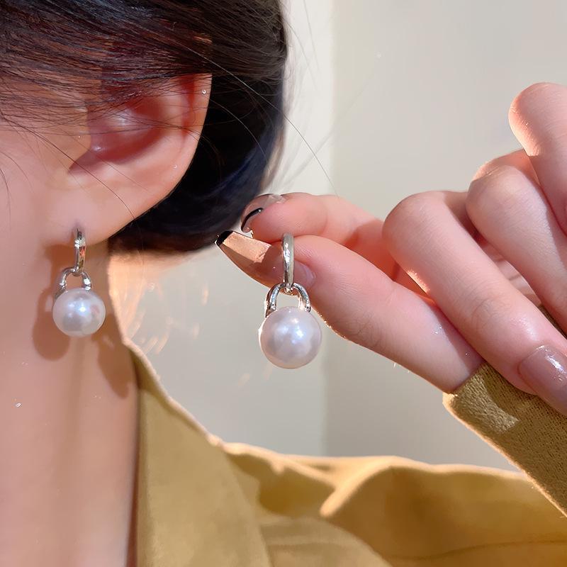 Ouyang Nana Styl Geometrické Perlové Náušnice: Lehký luxus, špičkový, retro design pro ženy.