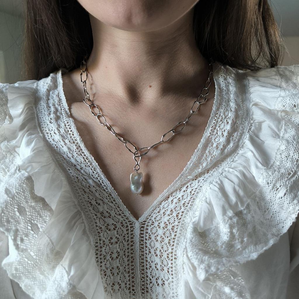 Серебряное колье с натуральным жемчугом барочным, вес изделия 23,4 гр (2185000)