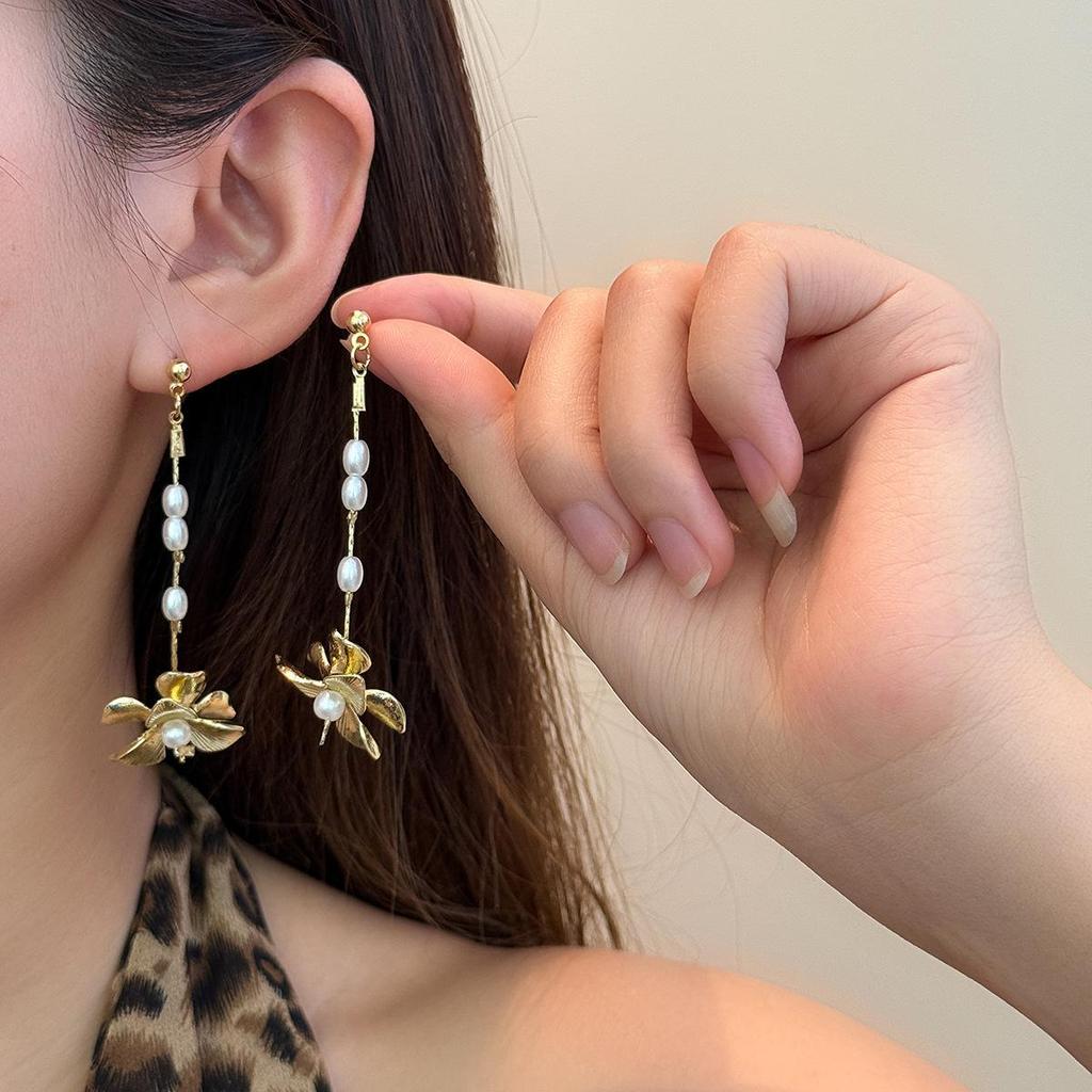 Exaggerated 3D Flower Pearl Earrings: Light Luxury, High-End Metal Style Studs