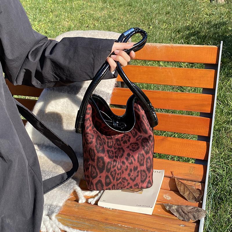 

Autumn and winter super fire leopard print bucket bag 2025 new women s commuter versatile fashion trend exquisite portable shoulder bag красный