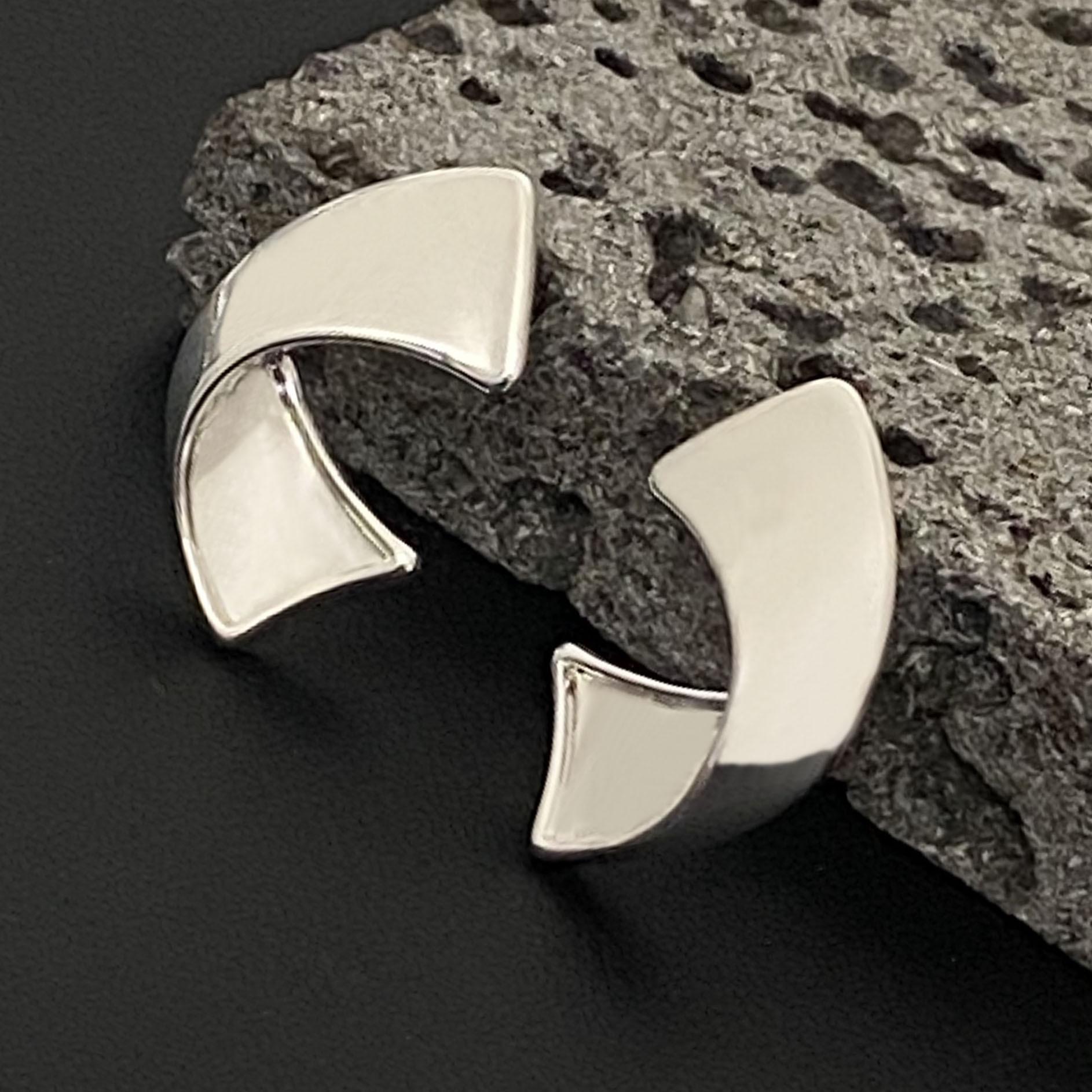 

Новые гладкие серебристые серьги-пусеты из сплава неправильной C-образной формы, модные, простые и высококлассные женские универсальные серьги