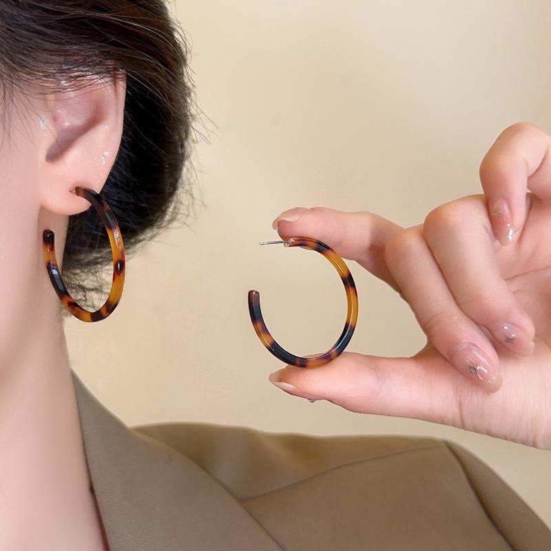 Amber Leopard Print Hoop Earrings for Women, Autumn/Winter 2026 Retro Hong Kong Style, High-End Large Hoops