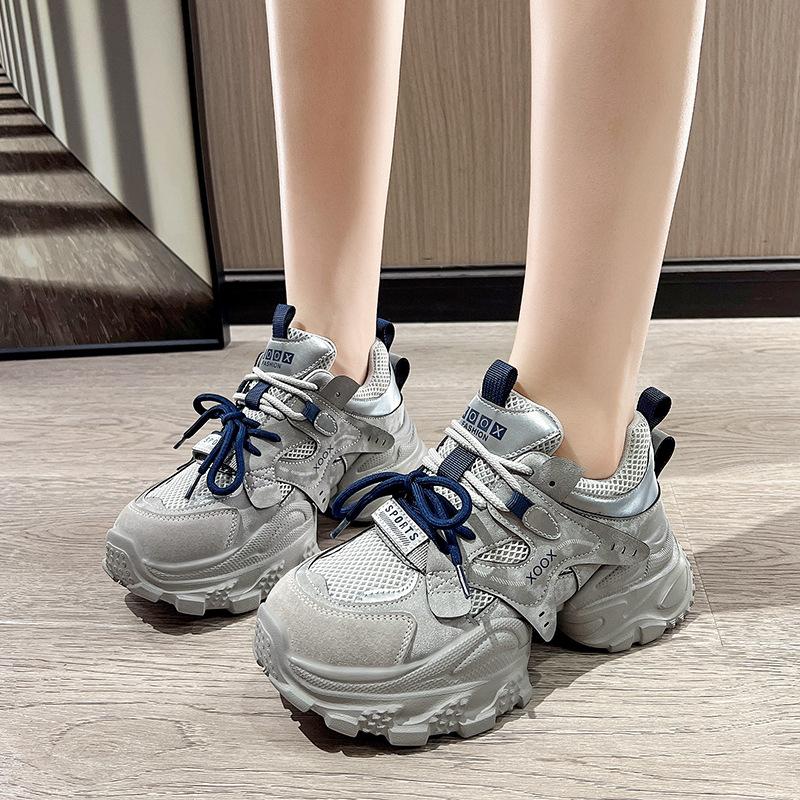 

Европейские популярные кроссовки на толстой подошве для женщин 2025 новые модели показывают ноги, маленькие сетчатые туфли-маффины, увеличивающие рост и дышащие спортивные женские туфли 35